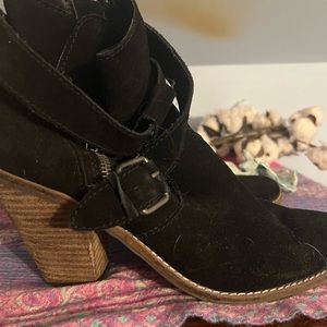 DV black suede like booties size 8.5